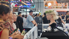 器人递送鲜花、比心互动